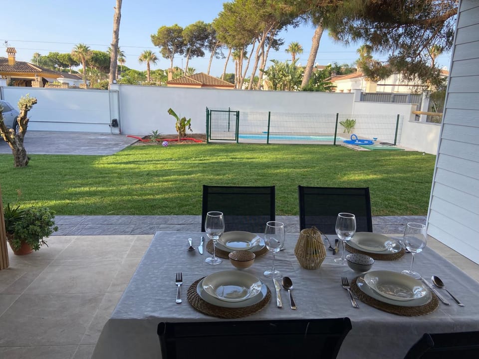 Mi Huerto, Casa con piscina, en la Barrosa House in Chiclana de la Frontera