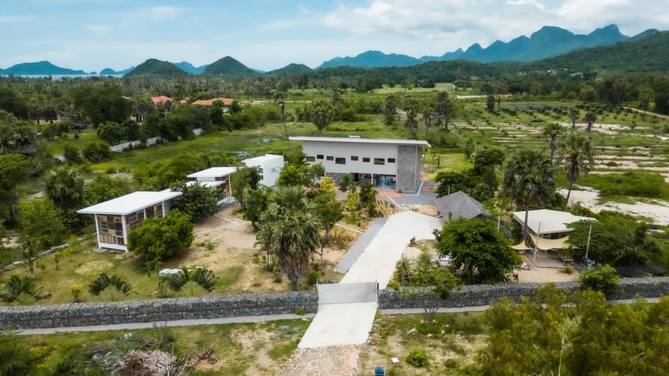 Property building, Nearby landmark, Neighbourhood, Natural landscape, Bird's eye view, Mountain view