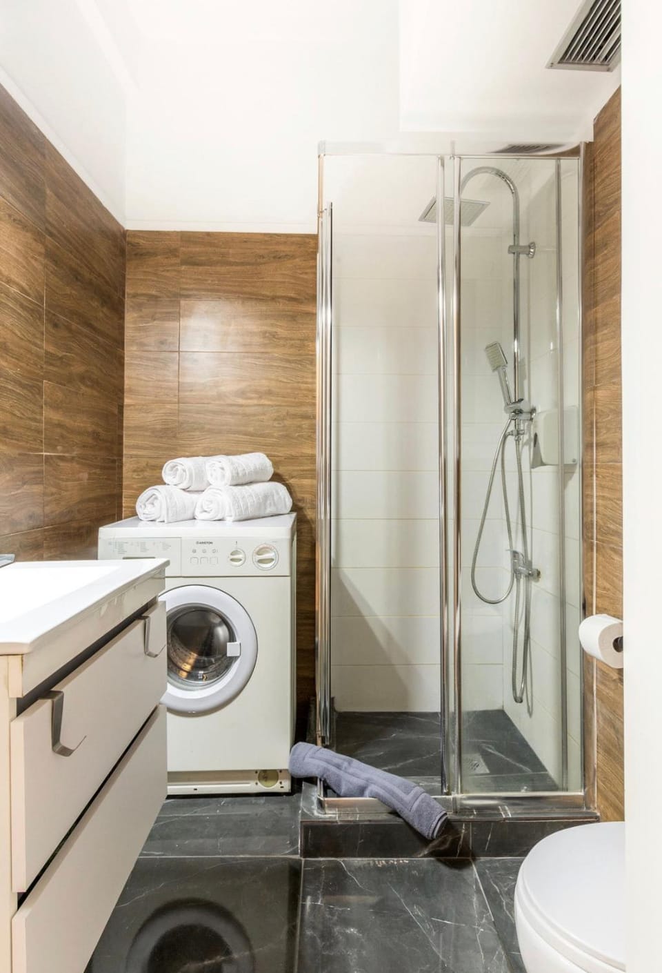 Shower, Toilet, Bathroom, towels, washing machine