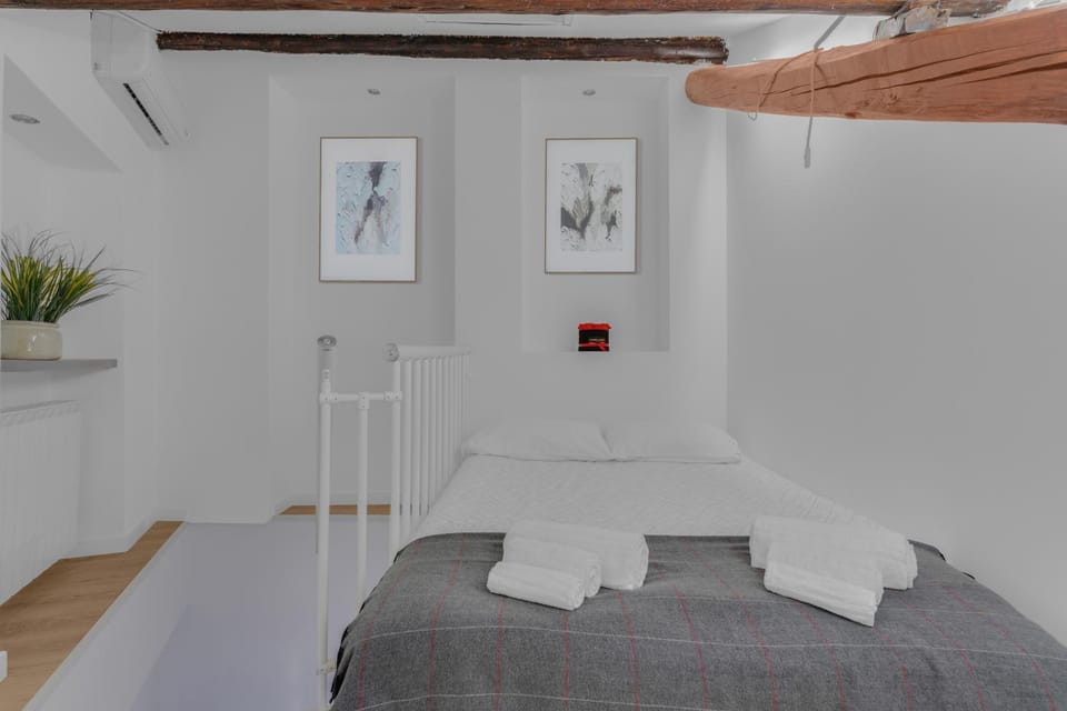 Bed, Photo of the whole room, Bedroom, towels