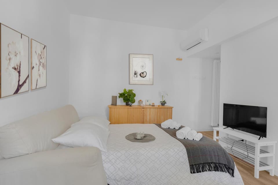 Communal lounge/ TV room, Bed, TV and multimedia, Living room, Photo of the whole room, Seating area