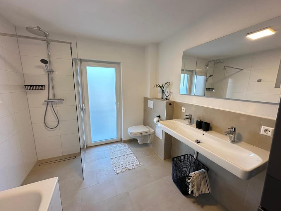 Shower, Toilet, Bathroom, towels