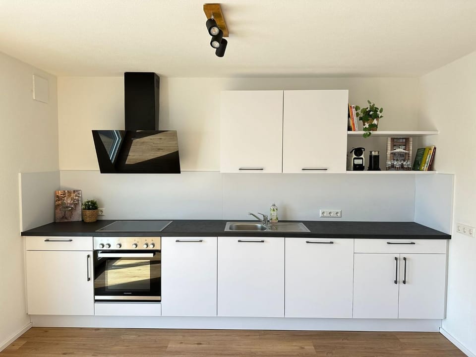 Coffee/tea facilities, Kitchen or kitchenette, dishwasher, microwave, minibar, oven, stove