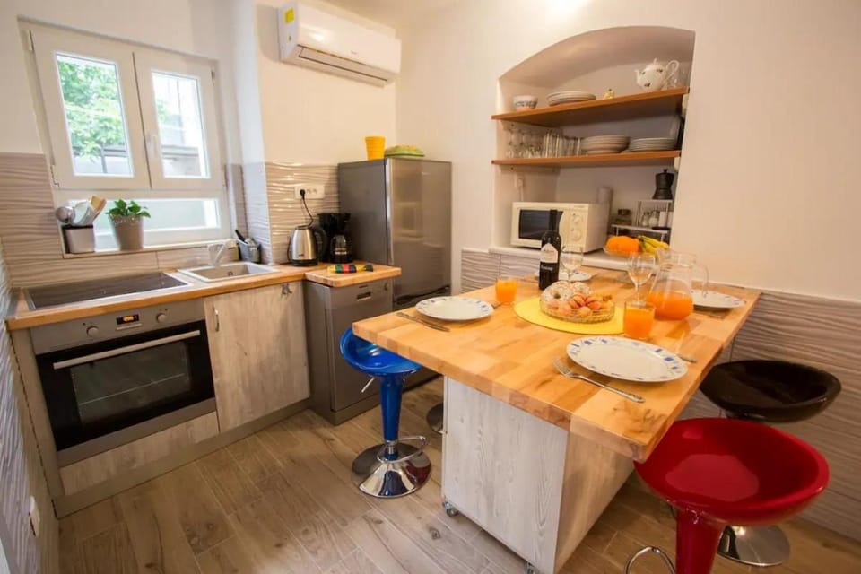 Dining area, oven, stove
