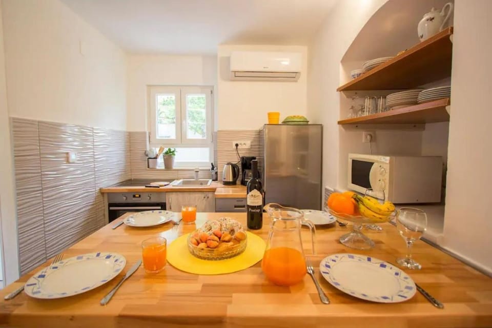 Kitchen or kitchenette, Dining area, oven
