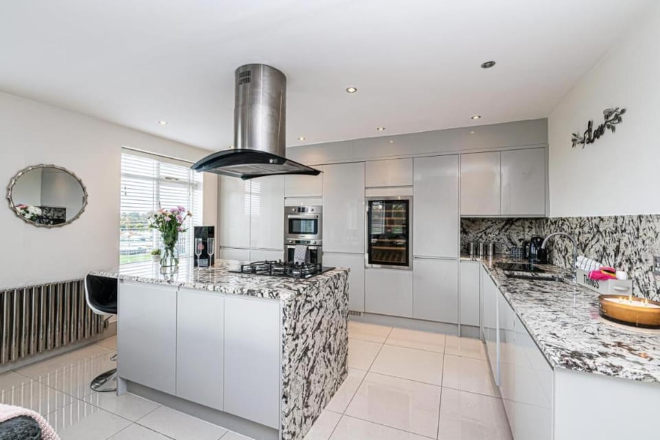 Kitchen or kitchenette, Dining area, dishwasher, minibar, oven, stove, toaster