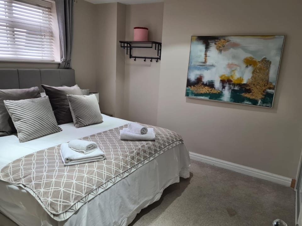 The POPULAR Chester Racecourse Apartments, Duplex, Sleeps 4, FREE Parking Apartment in Chester