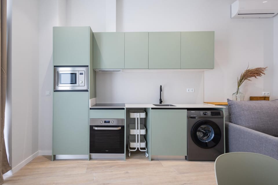 Kitchen or kitchenette, oven, washing machine