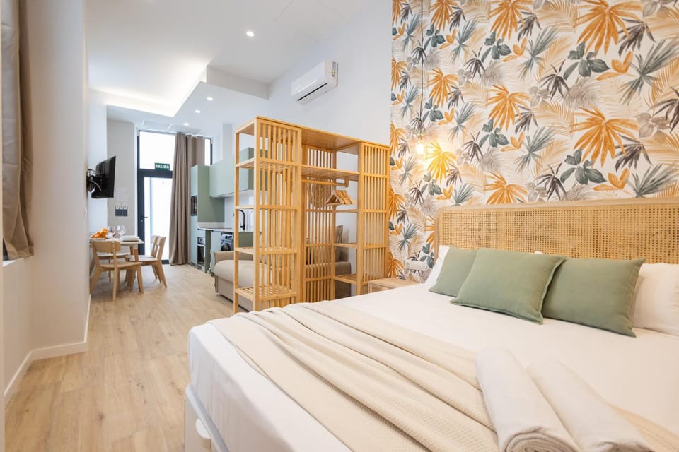 Bed, TV and multimedia, Photo of the whole room, Bedroom, pet friendly, air conditioner