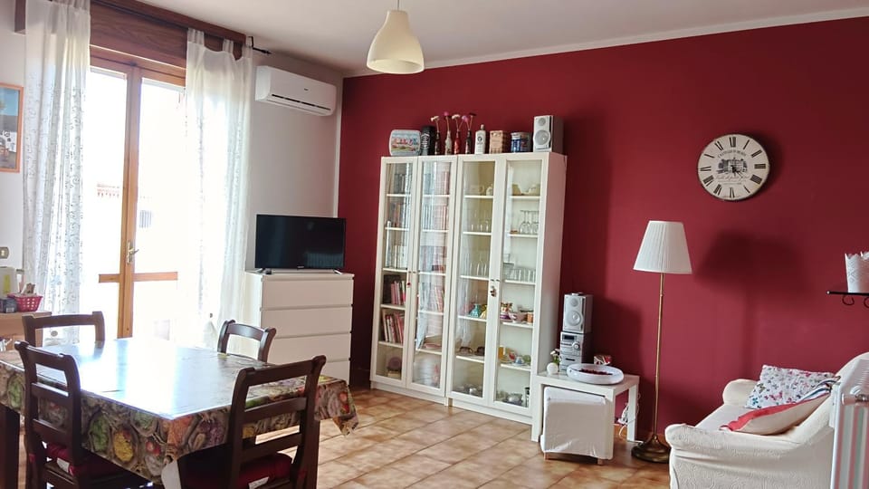 TV and multimedia, Living room, Seating area, Dining area, air conditioner