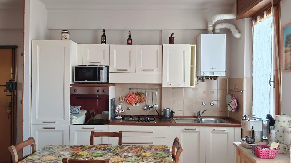 Coffee/tea facilities, Kitchen or kitchenette, Dining area, oven, pet friendly, stove