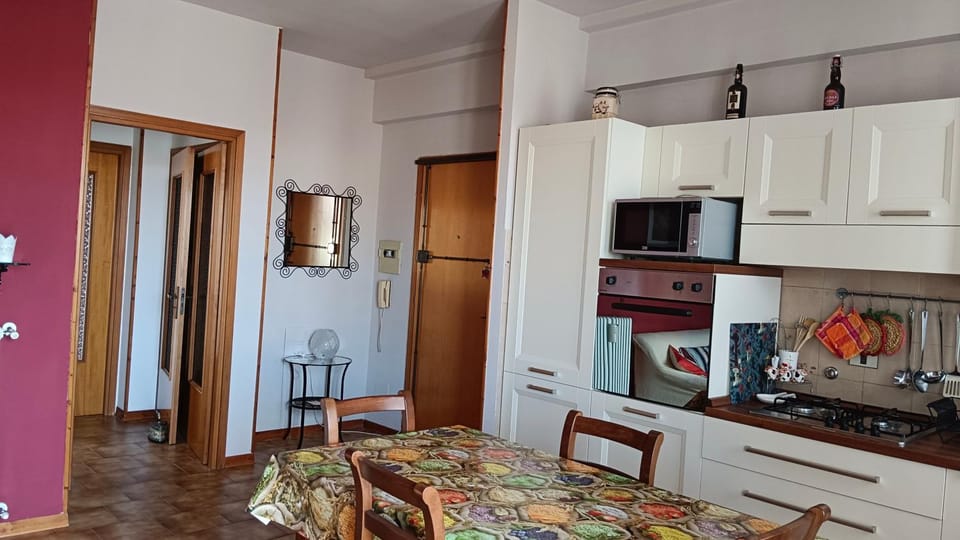 Kitchen or kitchenette, Dining area, oven, pet friendly, stove