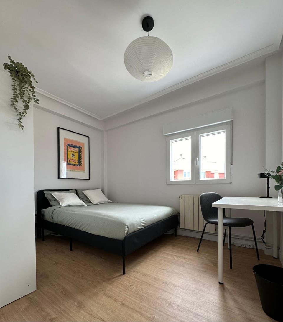 Photo of the whole room, Bedroom