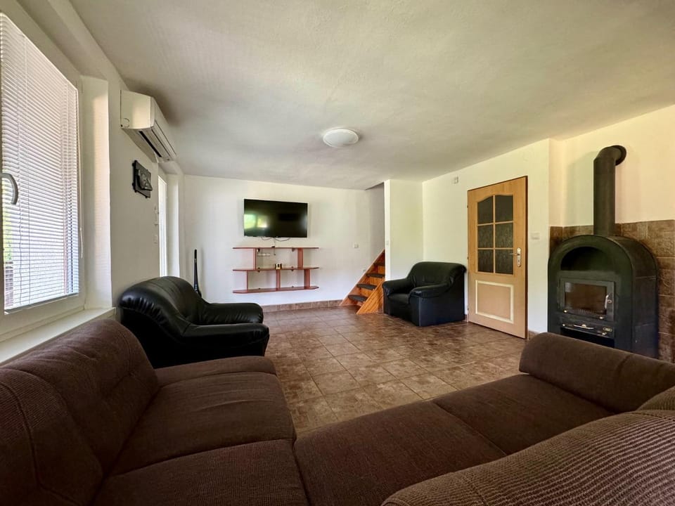 Communal lounge/ TV room, TV and multimedia, Living room, Seating area