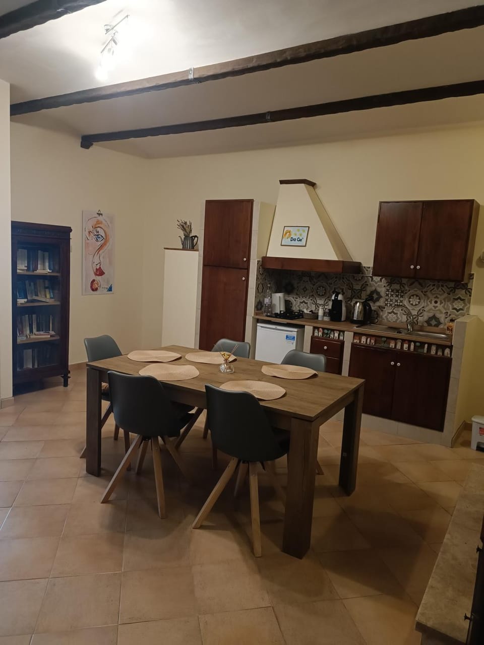 Kitchen or kitchenette, Dining area