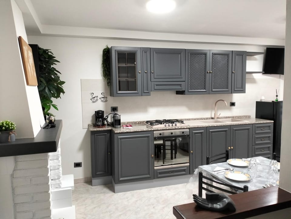 Coffee/tea facilities, Kitchen or kitchenette, Dining area, stove