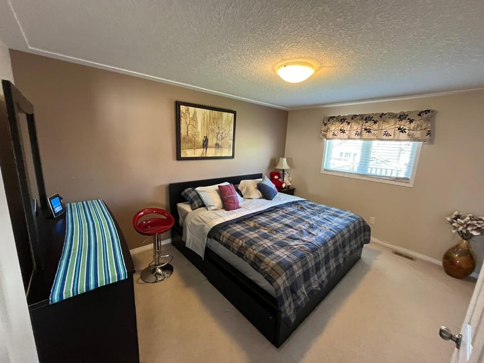 Spacious and Charming Bungalow Retreat (Close to Many Amenities) House in Kingston