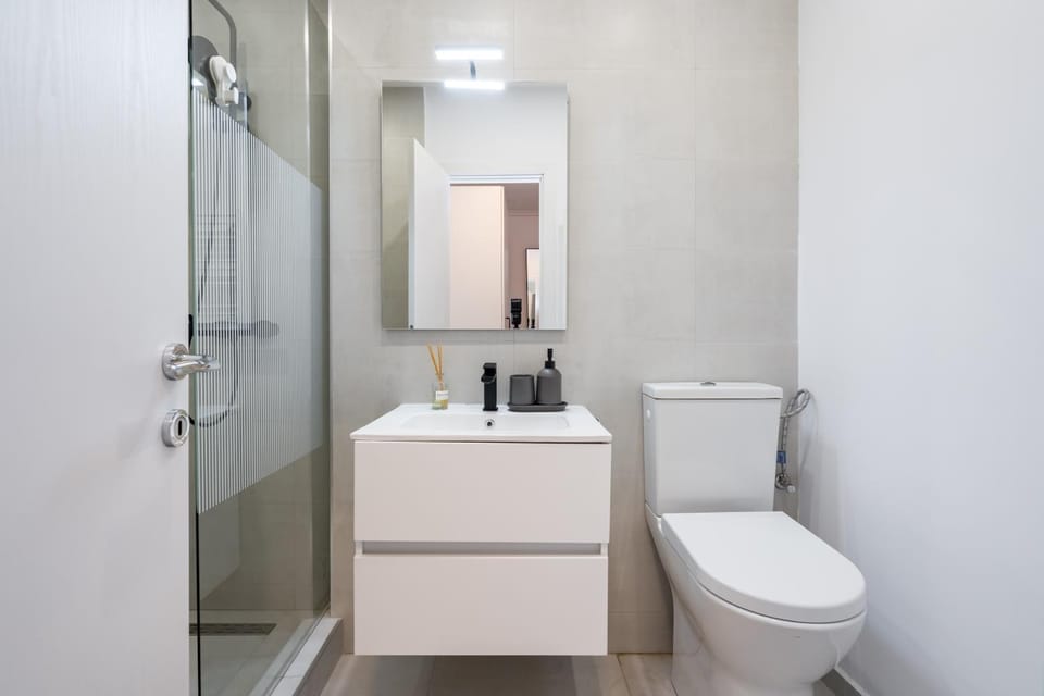 Shower, Toilet, Bathroom, towels