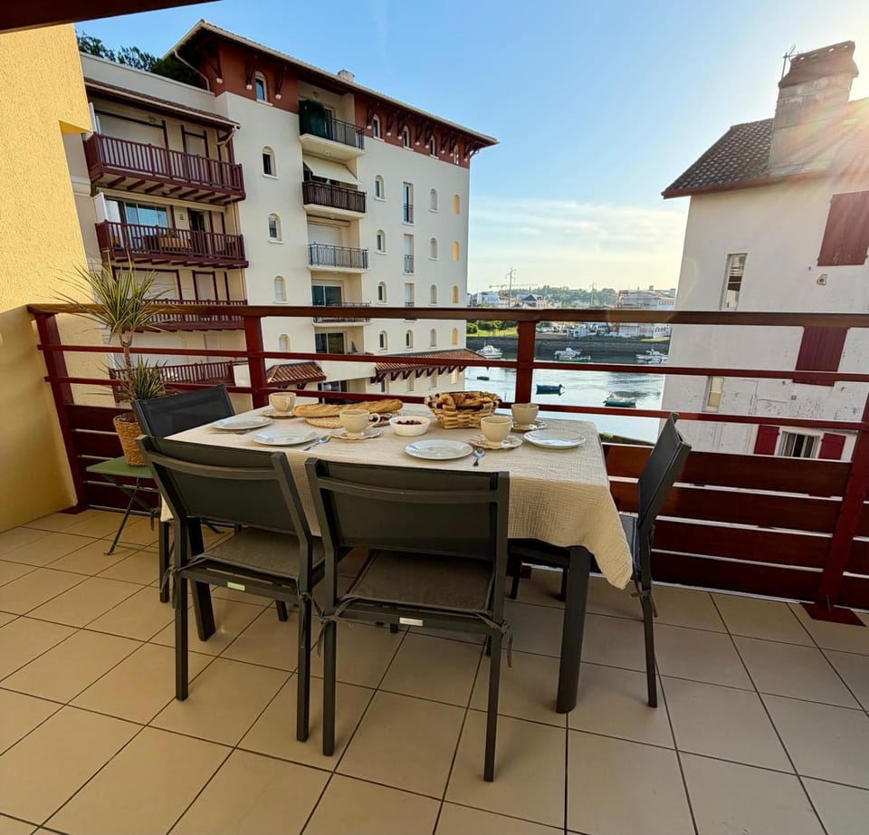 View (from property/room), Balcony/Terrace, Landmark view, River view