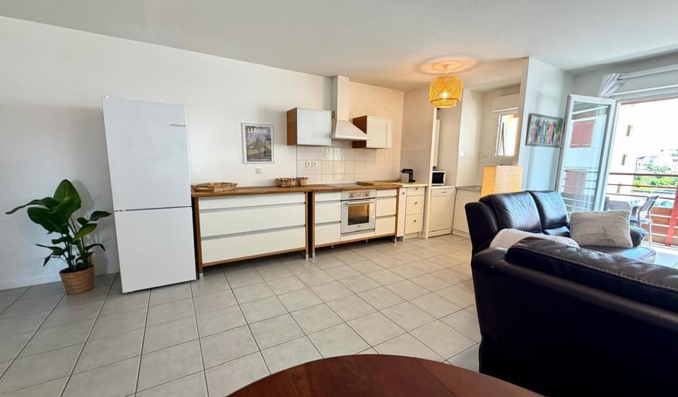 Coffee/tea facilities, stove, kitchen