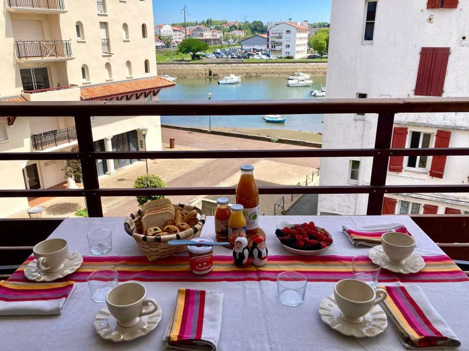 Property building, Balcony/Terrace, Balcony/Terrace, Breakfast