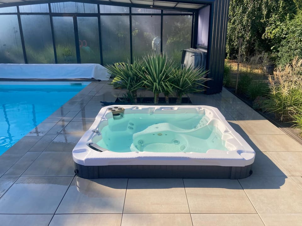Hot Tub, Swimming pool