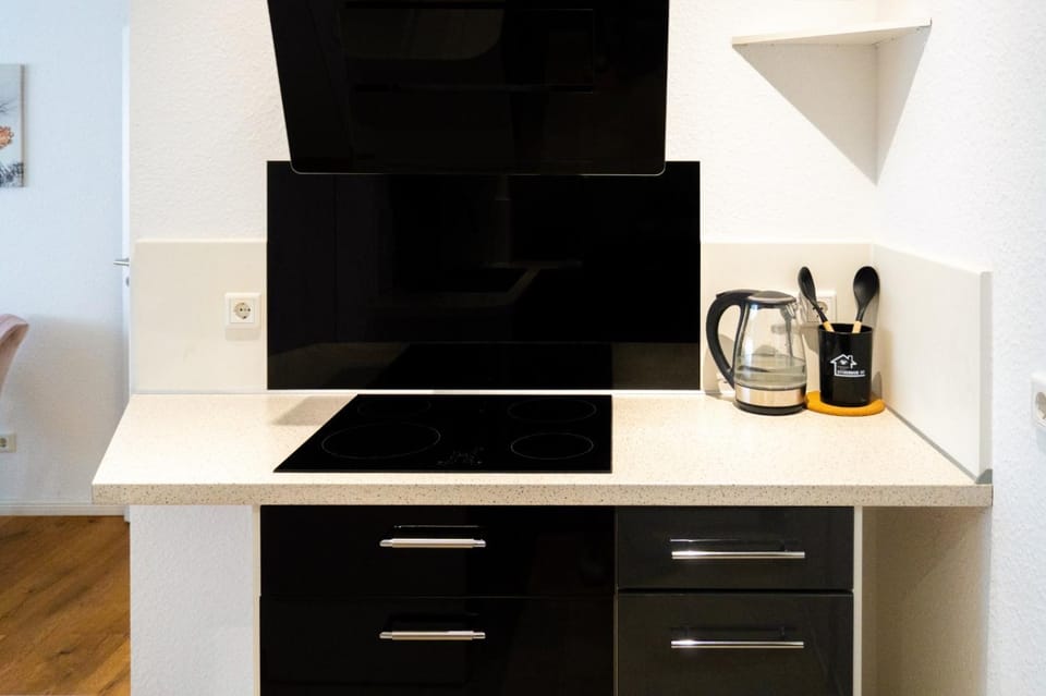 Coffee/tea facilities, Kitchen or kitchenette, stove, toaster