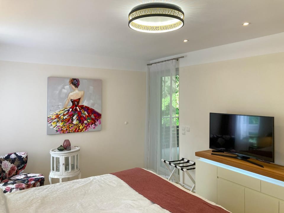 Bed, TV and multimedia, Photo of the whole room, Bedroom