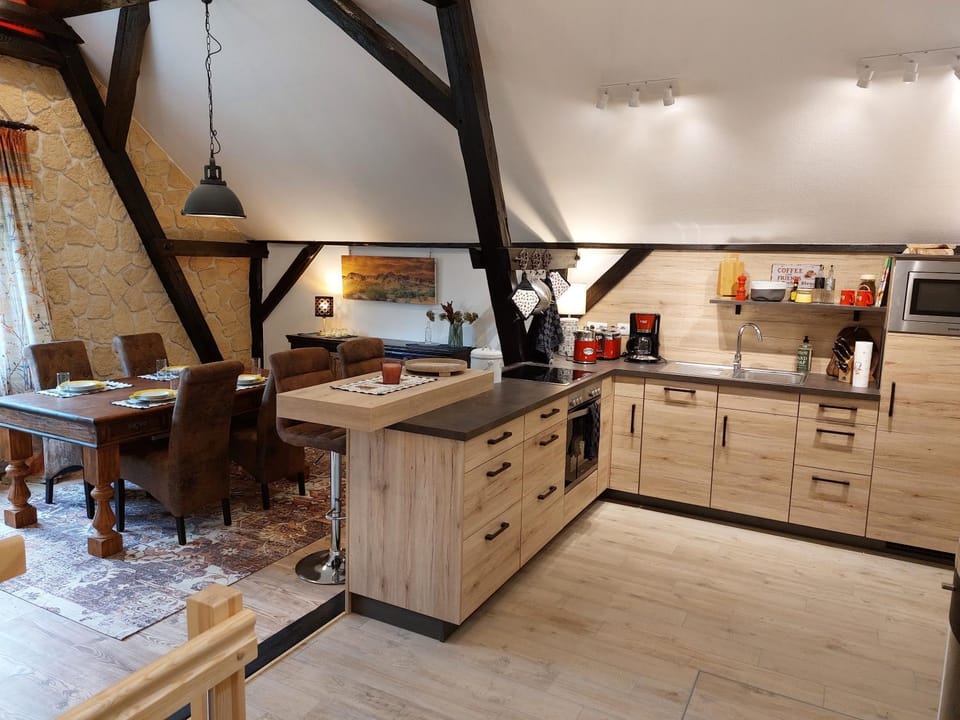 Coffee/tea facilities, Kitchen or kitchenette, Dining area, stove, toaster