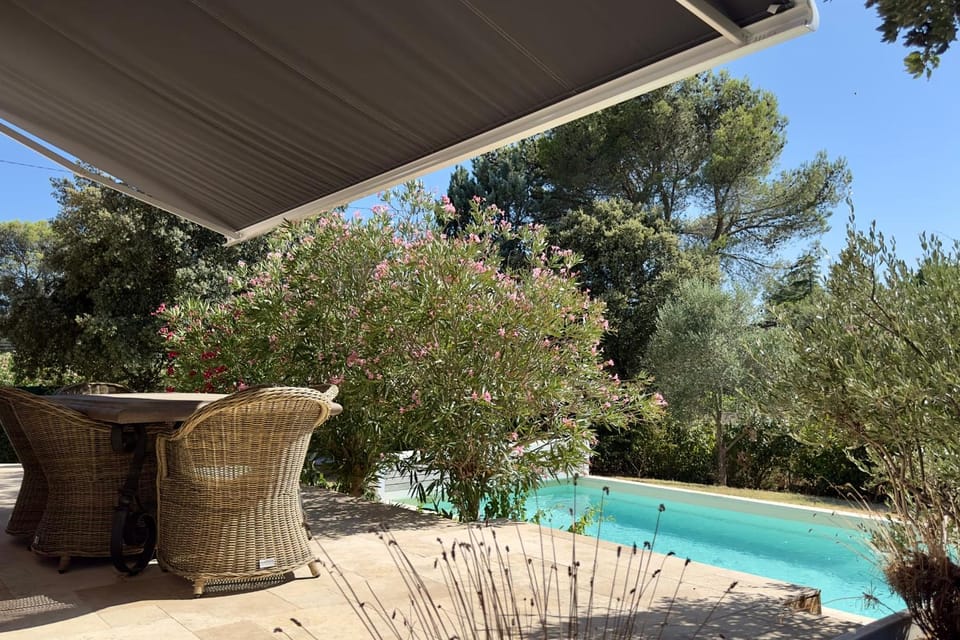 Les Lauriers Roses air-conditioned villa with garden and swimming pool Villa in L'Isle-sur-la-Sorgue