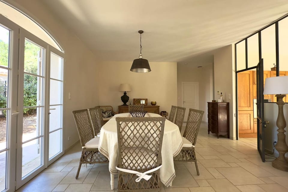 Les Lauriers Roses air-conditioned villa with garden and swimming pool Villa in L'Isle-sur-la-Sorgue
