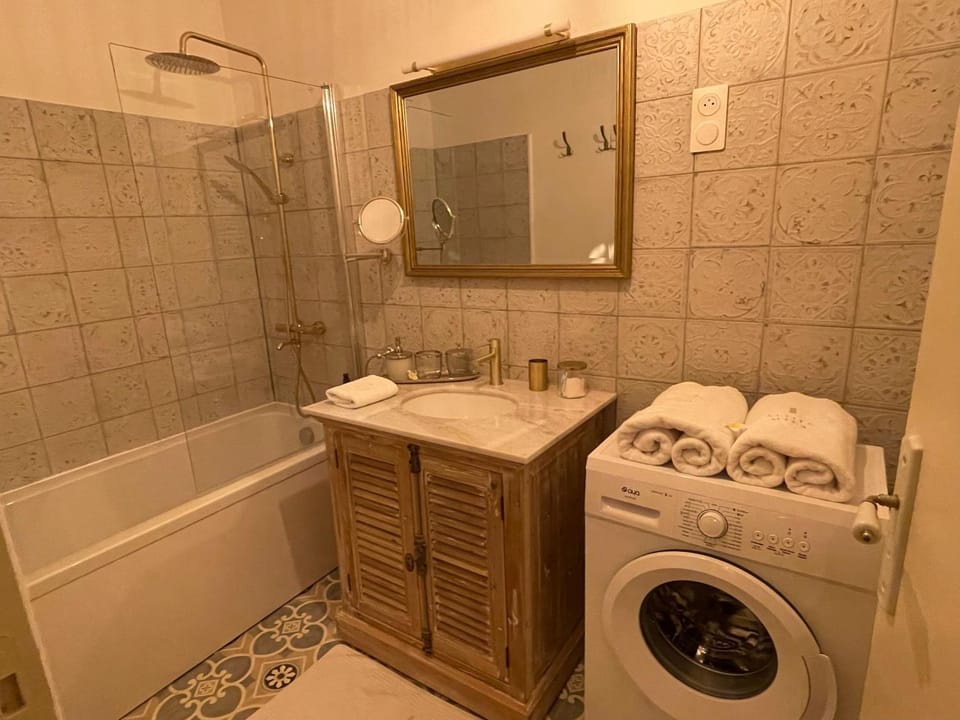 Shower, Bathroom, Bath, towels, washing machine