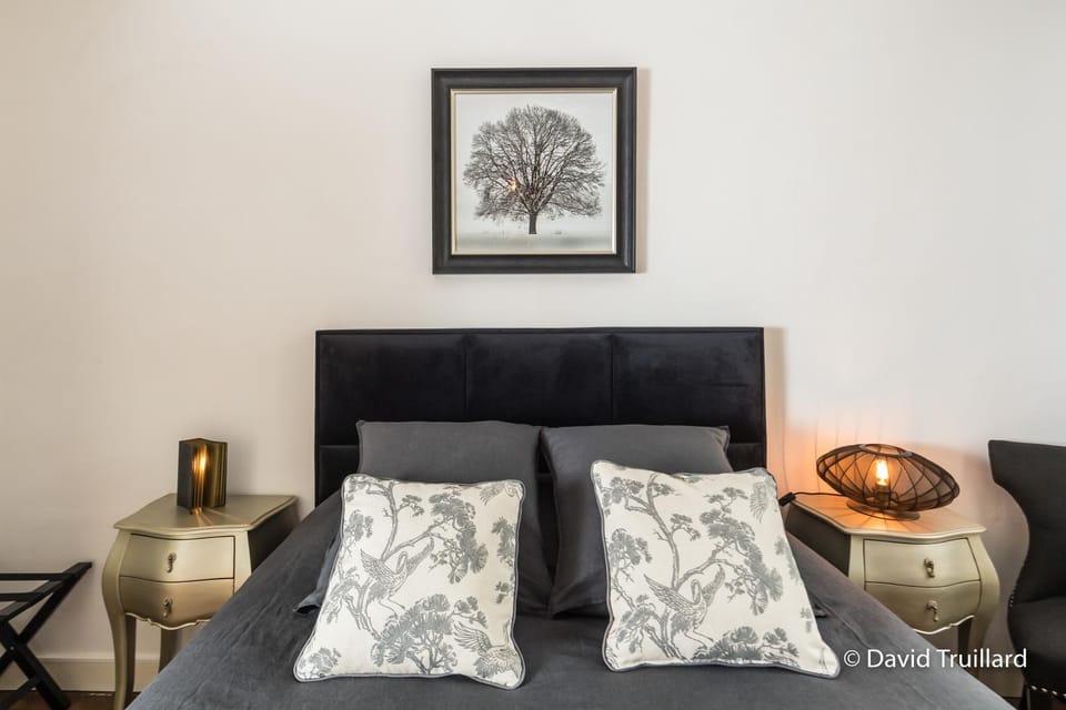 Bed, Photo of the whole room, Decorative detail