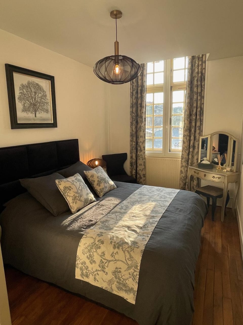 Bed, TV and multimedia, Photo of the whole room, Bedroom