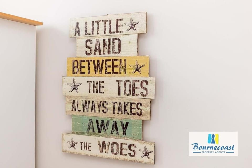 SEAWARD ESCAPE by BOURNECOAST - A Ground Floor Apartment Close to the Sandy Beaches with a Patio - FM660 Apartment in Christchurch