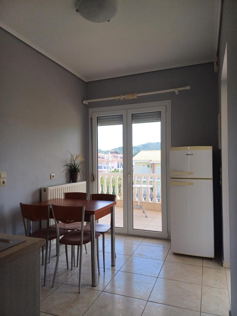 Kitchen or kitchenette, Dining area