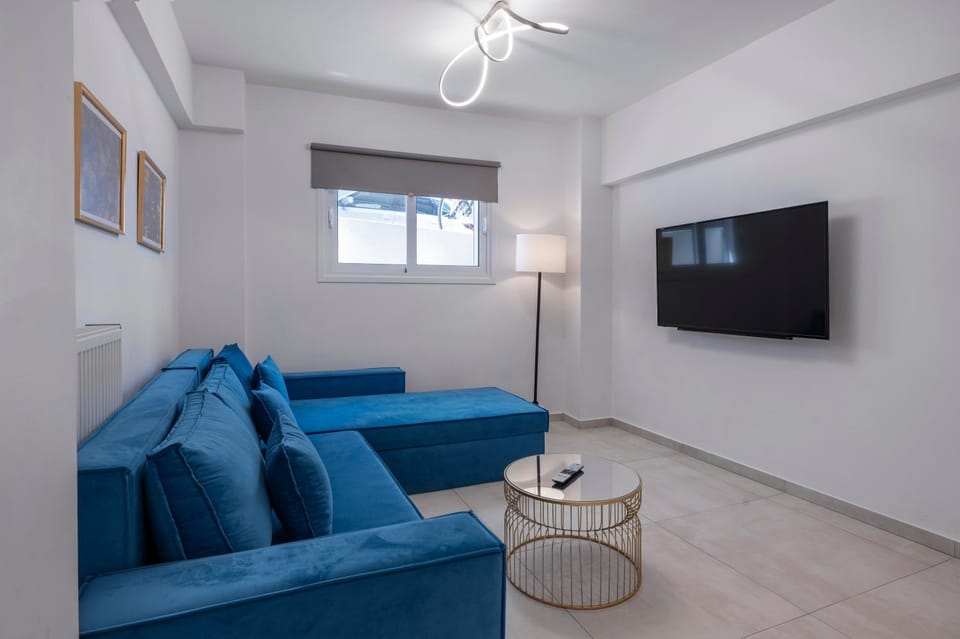 Communal lounge/ TV room, TV and multimedia, Living room, Seating area, Evening entertainment