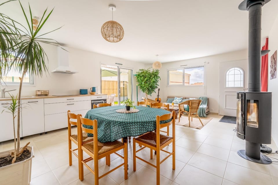 Property building, Kitchen or kitchenette, Living room