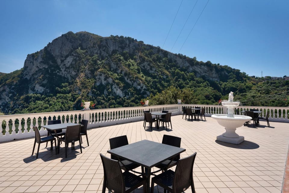 Property building, Balcony/Terrace, Living room