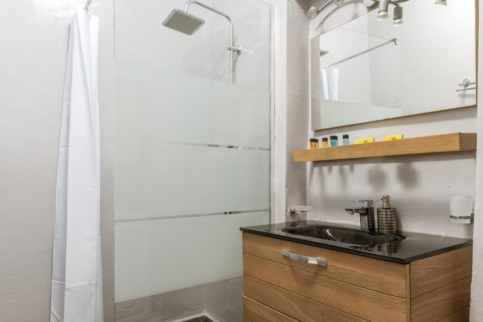 Bathroom, Living room