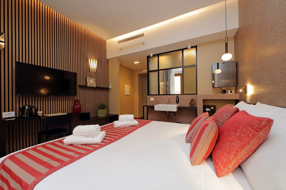 Bed, TV and multimedia, Bedroom, minibar, air conditioner