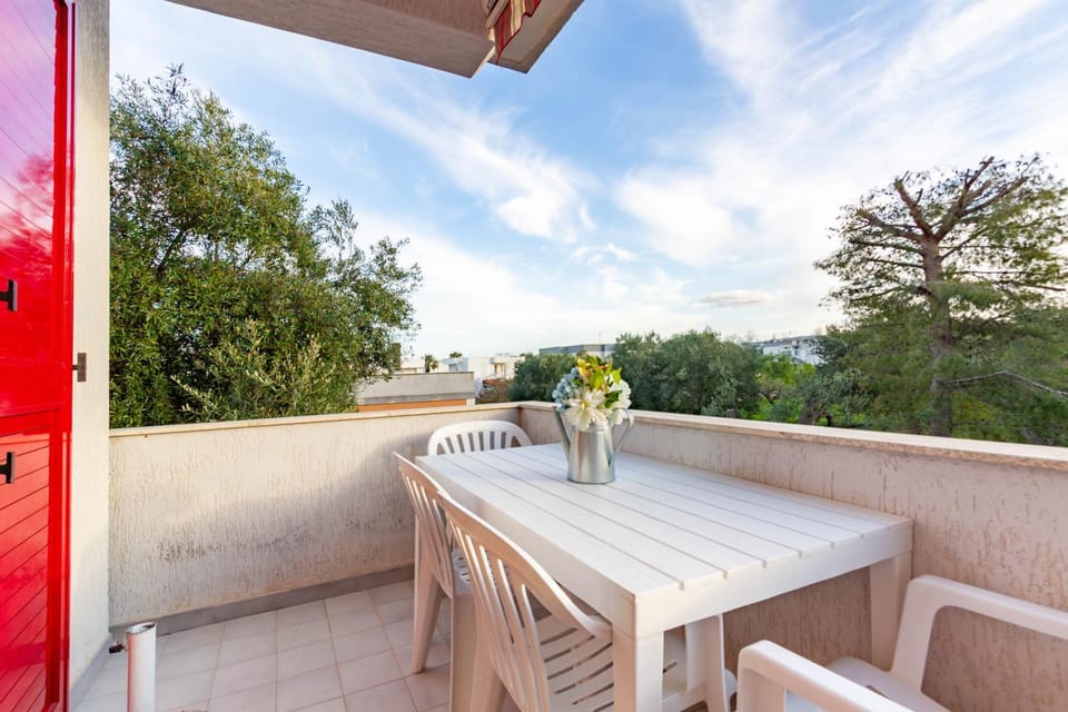 Patio, Day, Balcony/Terrace