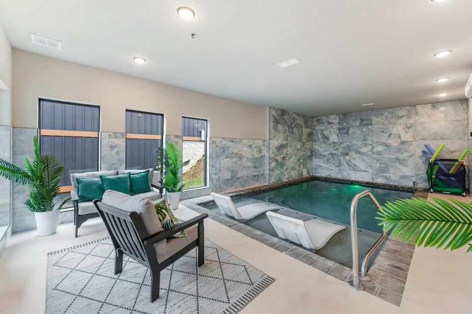 Smith Creek Resort - 5 Bedrooms 20 Guest - Indoor Pool - Resort Amenities Chalet in Sevierville