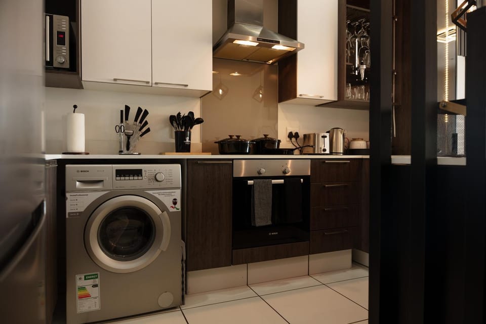 Coffee/tea facilities, Kitchen or kitchenette, minibar, oven, stove, toaster, washing machine