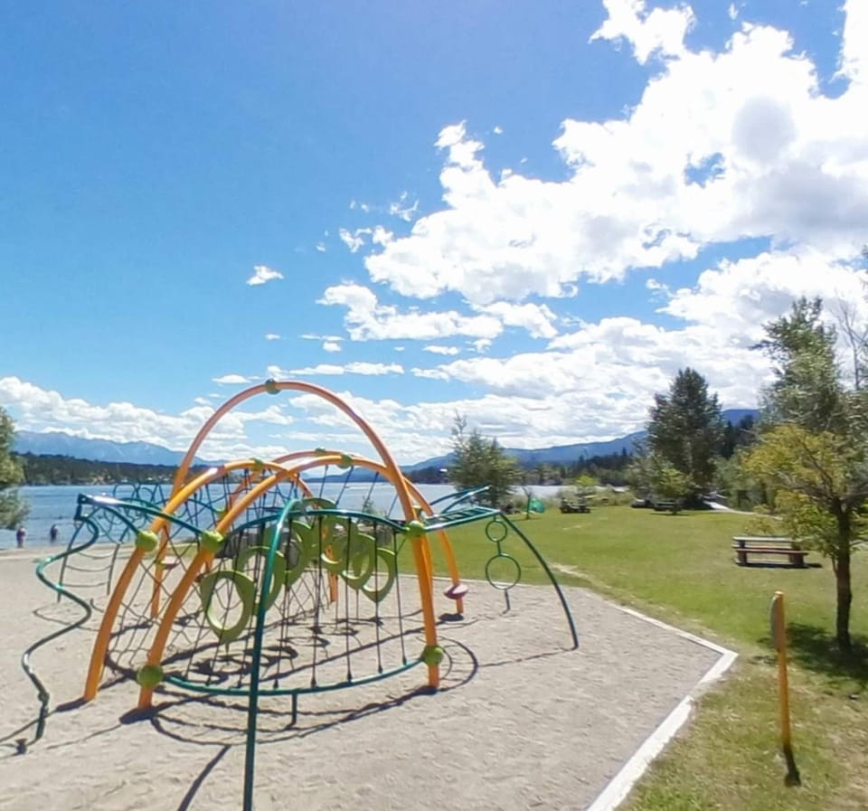 Lake Windermere Pointe by StayIn Apartment in Invermere
