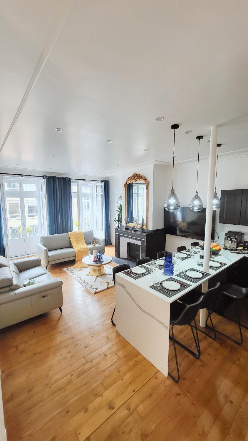 Communal lounge/ TV room, TV and multimedia, Living room, Seating area, Evening entertainment, air conditioner