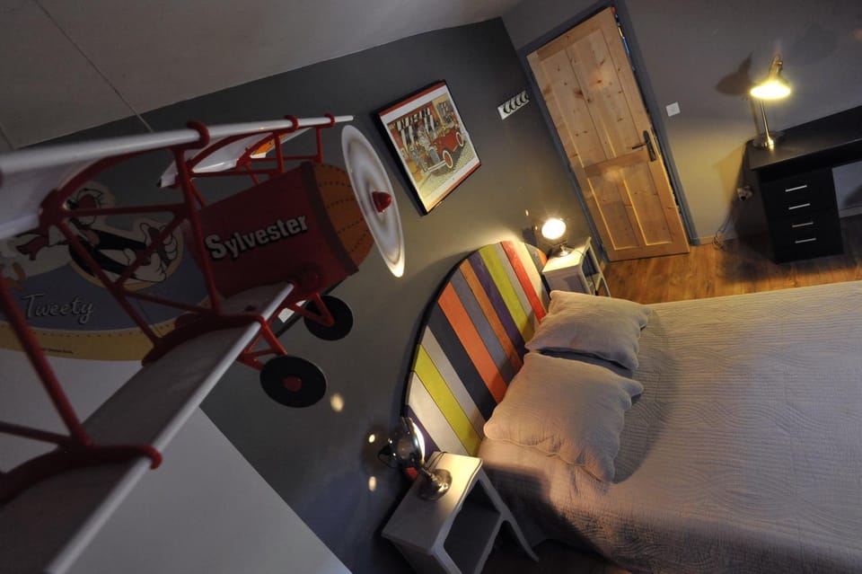Bed, Photo of the whole room, Bedroom