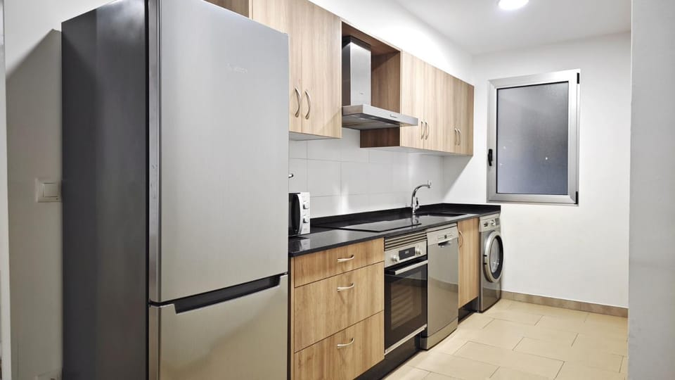 Kitchen or kitchenette, dishwasher, oven, washing machine