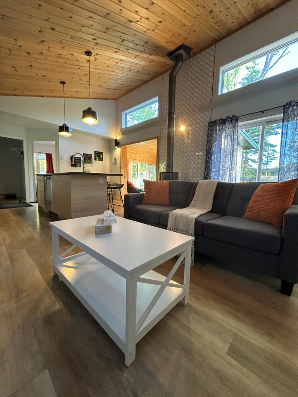 Kitchen or kitchenette, Living room, Seating area, Dining area
