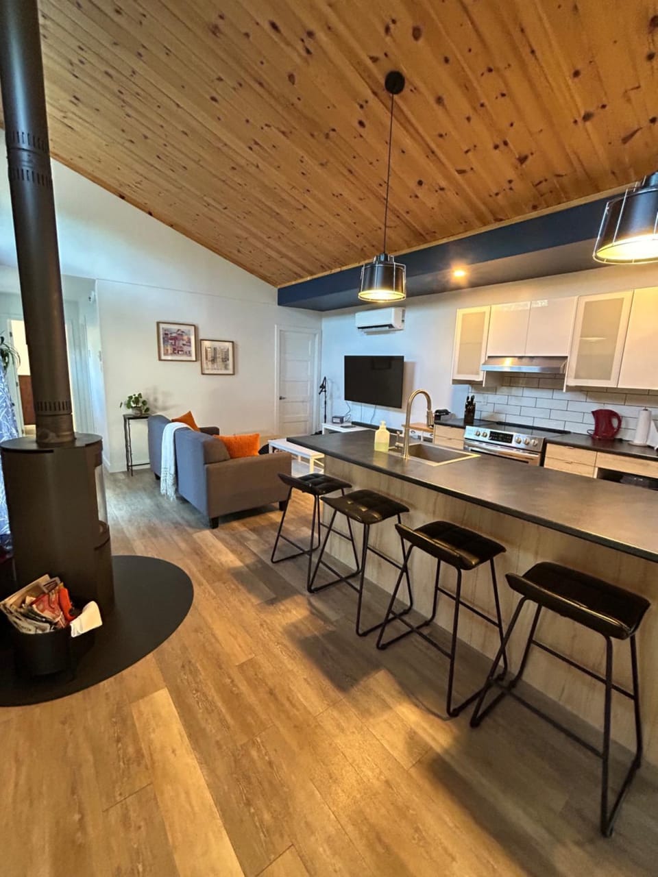 Dining area, pet friendly, stove
